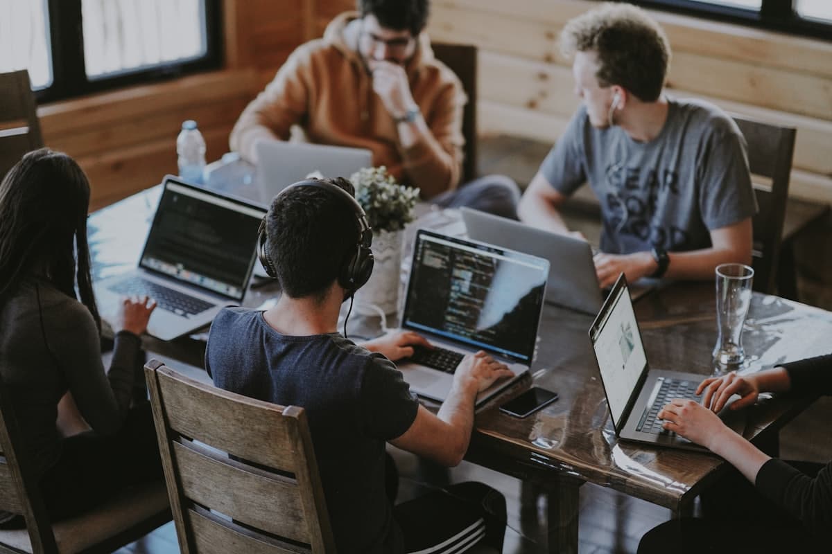 Equipo de Naysof Ibérica desarrollando software a medida